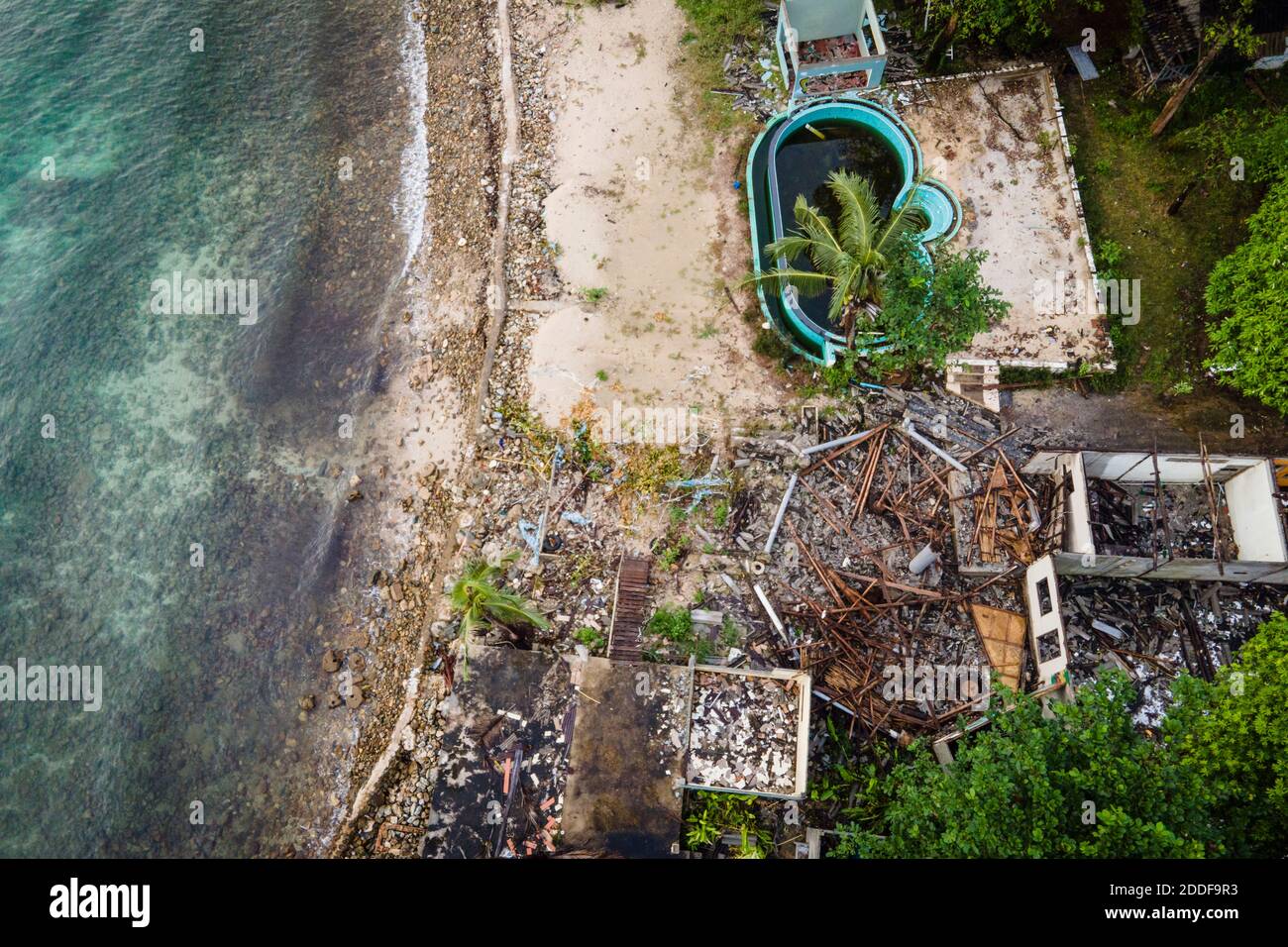 Vue aérienne de la station balnéaire tropicale abandonnée à cause de la pandémie des restrictions de voyage et l'effet sur le tourisme Banque D'Images