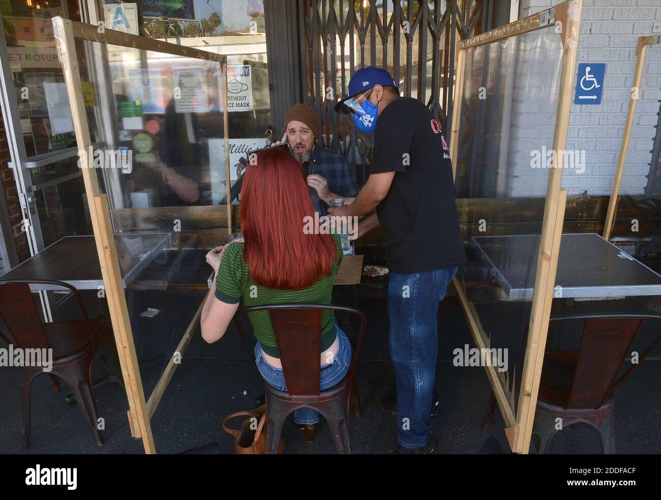 Los Angeles, États-Unis. 24 novembre 2020. Les clients sont séparés par des cloisons en plastique au restaurant Millie's sur Sunset Blvd. À Los Angeles le mardi 24 novembre 2020. Dans un coup dévastateur à Los Angeles en difficulté restaurant et industrie de l'accueil, L.A. Dimanche, les responsables de la santé publique du comté ont annoncé qu'ils suspendront leurs repas à l'extérieur dans les restaurants en raison d'une recrudescence de nouveaux cas de coronavirus. La restriction restera en place pendant au moins trois semaines. Photo de Jim Ruymen/UPI crédit: UPI/Alay Live News Banque D'Images