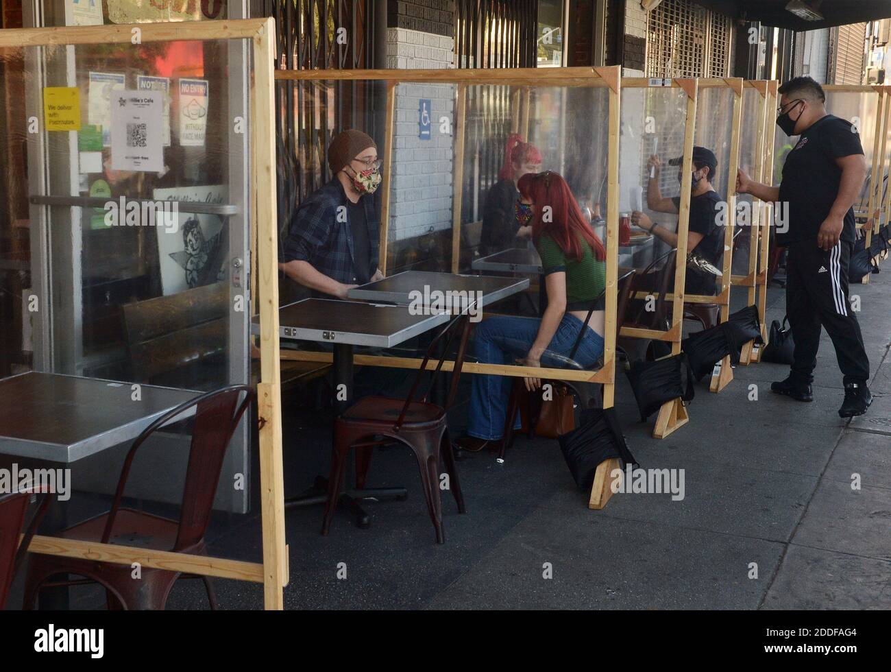 Los Angeles, États-Unis. 24 novembre 2020. Les clients sont séparés par des cloisons en plastique au restaurant Millie's sur Sunset Blvd. À Los Angeles le mardi 24 novembre 2020. Dans un coup dévastateur à Los Angeles en difficulté restaurant et industrie de l'accueil, L.A. Dimanche, les responsables de la santé publique du comté ont annoncé qu'ils suspendront leurs repas à l'extérieur dans les restaurants en raison d'une recrudescence de nouveaux cas de coronavirus. La restriction restera en place pendant au moins trois semaines. Photo de Jim Ruymen/UPI crédit: UPI/Alay Live News Banque D'Images