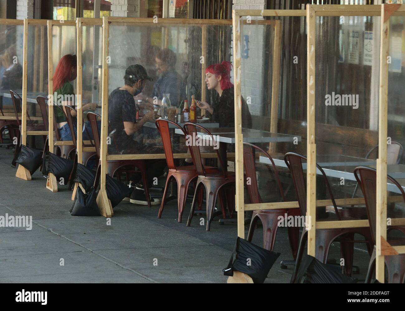 Los Angeles, États-Unis. 24 novembre 2020. Les clients sont séparés par des cloisons en plastique au restaurant Millie's sur Sunset Blvd. À Los Angeles le mardi 24 novembre 2020. Dans un coup dévastateur à Los Angeles en difficulté restaurant et industrie de l'accueil, L.A. Dimanche, les responsables de la santé publique du comté ont annoncé qu'ils suspendront leurs repas à l'extérieur dans les restaurants en raison d'une recrudescence de nouveaux cas de coronavirus. La restriction restera en place pendant au moins trois semaines. Photo de Jim Ruymen/UPI crédit: UPI/Alay Live News Banque D'Images