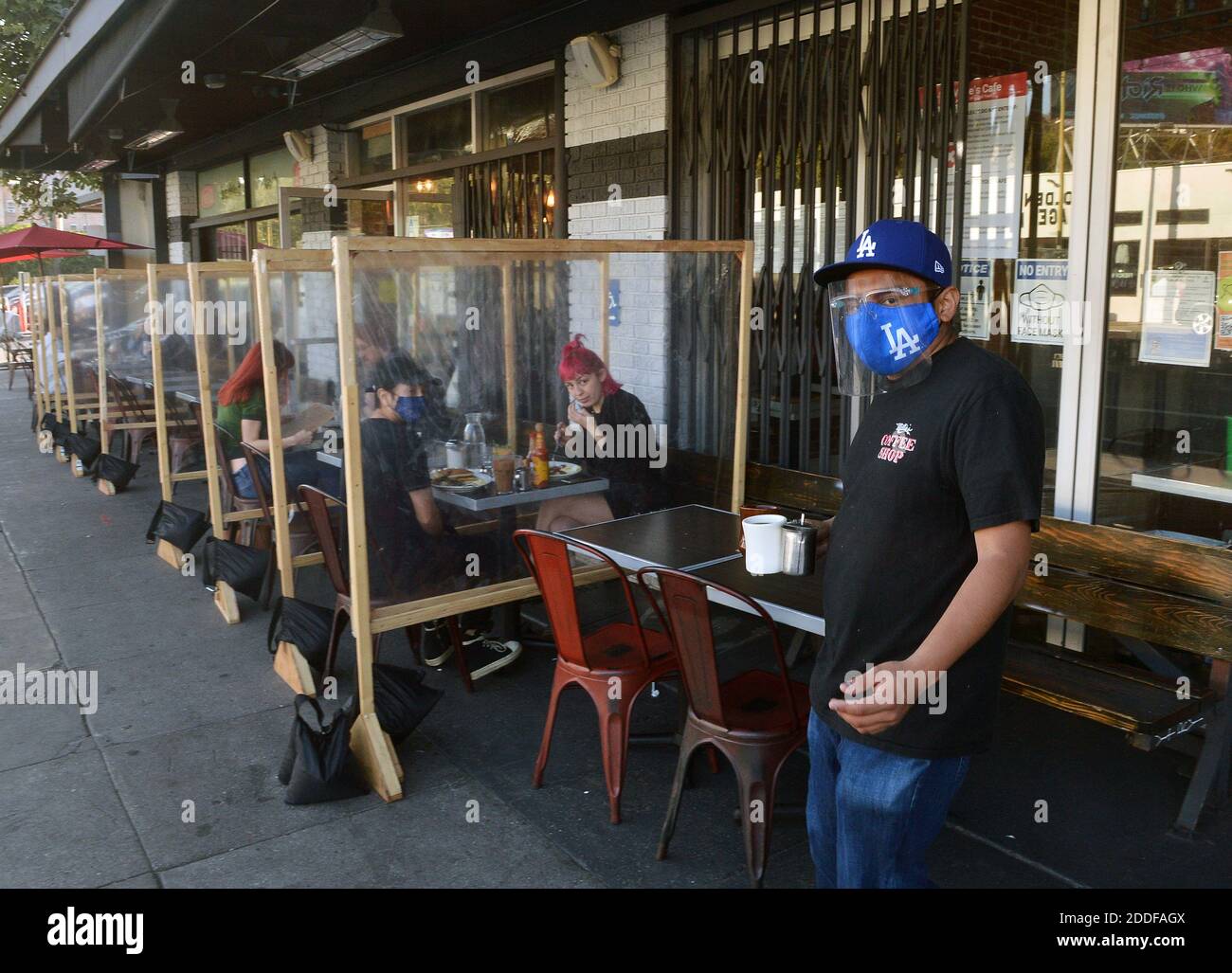 Los Angeles, États-Unis. 24 novembre 2020. Les clients sont séparés par des cloisons en plastique au restaurant Millie's sur Sunset Blvd. À Los Angeles le mardi 24 novembre 2020. Dans un coup dévastateur à Los Angeles en difficulté restaurant et industrie de l'accueil, L.A. Dimanche, les responsables de la santé publique du comté ont annoncé qu'ils suspendront leurs repas à l'extérieur dans les restaurants en raison d'une recrudescence de nouveaux cas de coronavirus. La restriction restera en place pendant au moins trois semaines. Photo de Jim Ruymen/UPI crédit: UPI/Alay Live News Banque D'Images