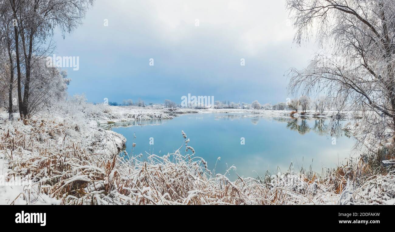 lac enneigé et beau ciel d'hiver Banque D'Images