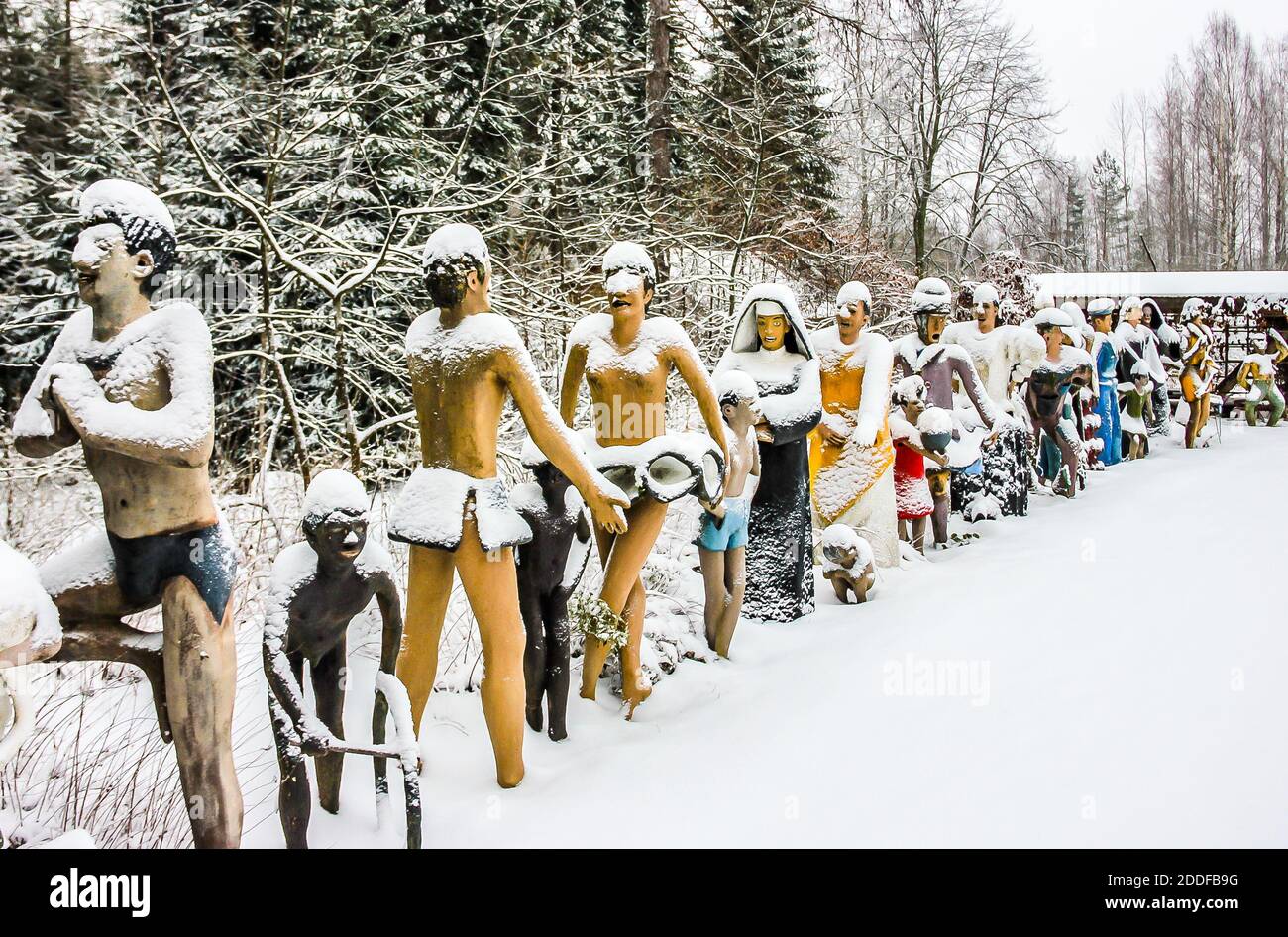 Sculptures de l'artiste autodidacte Veijo Ronkkonen. Paysage d'hiver à Patsaspuisto (forêt mystique). Koitsanlahti, Parikkala, Finlande. Banque D'Images