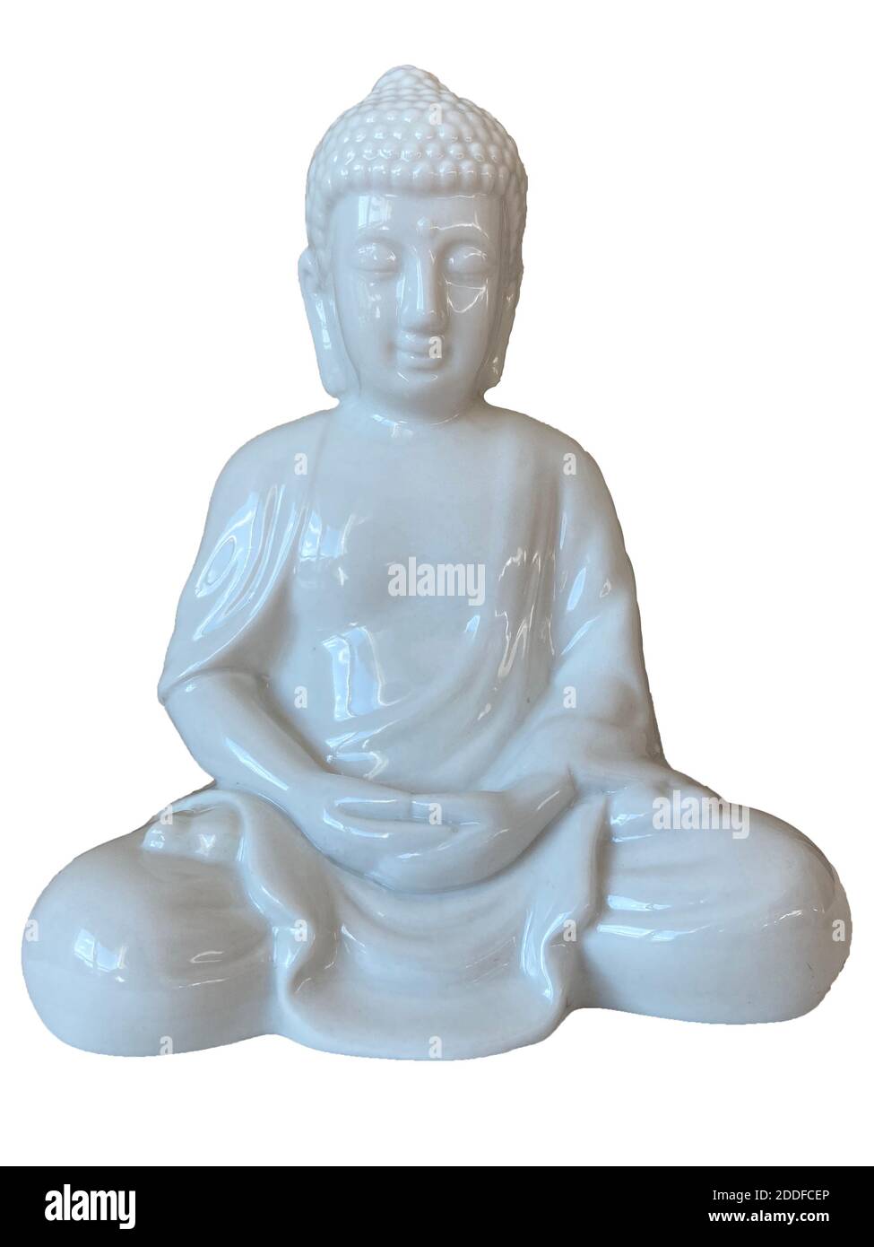 Figurine Bouddha en céramique isolée sur fond blanc. Chance traditionnelle de l'est. Statue méditant et priant. Symbole du bouddhisme. Banque D'Images