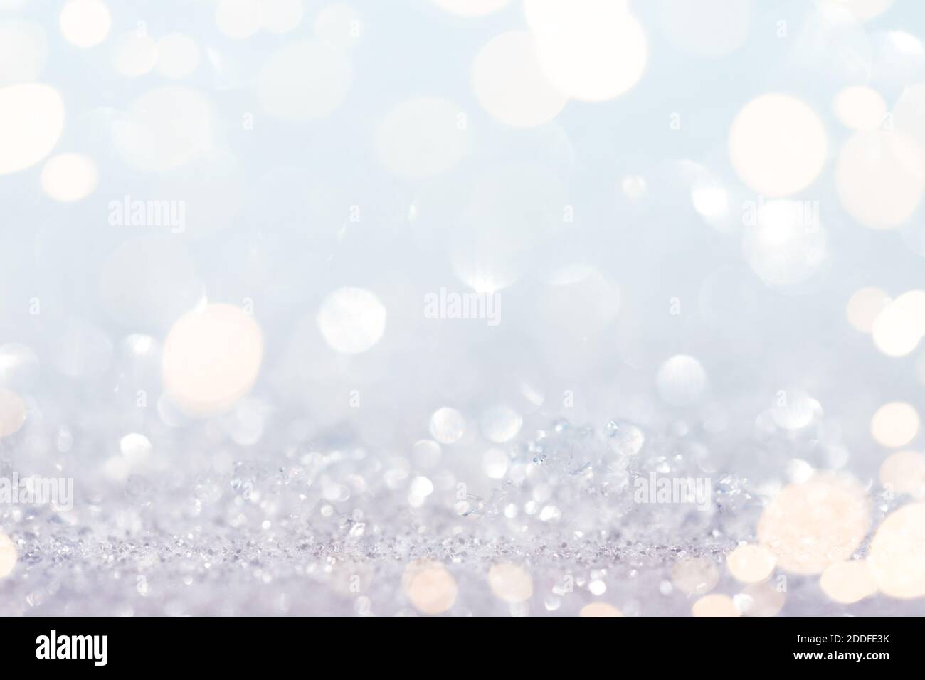 Arrière-plan de neige abstrait avec lumières dorées, prise de vue macro Banque D'Images