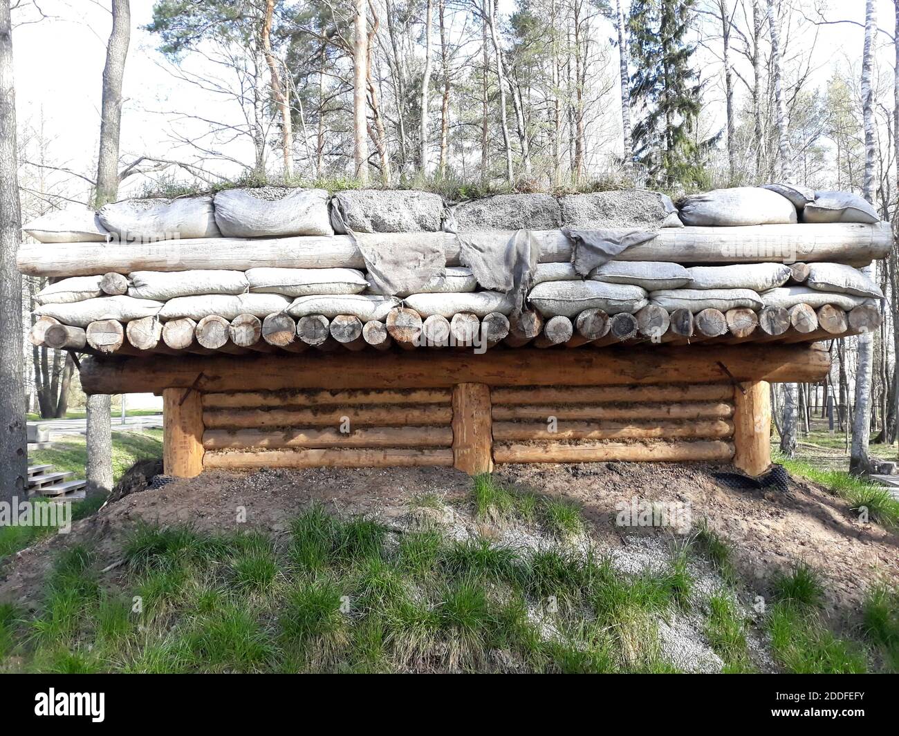 Blindage vintage ancien dugout en bois WW1 champ de bataille de débardeurs lettons combats de noël Banque D'Images