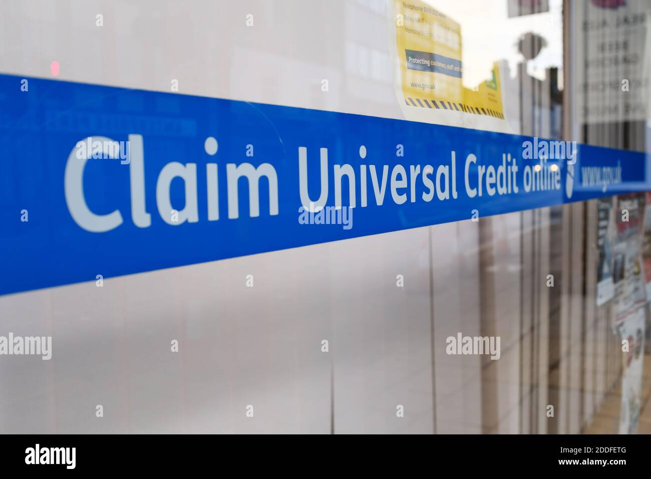 Affiche sur une fenêtre du centre de l'emploi, en Angleterre Banque D'Images