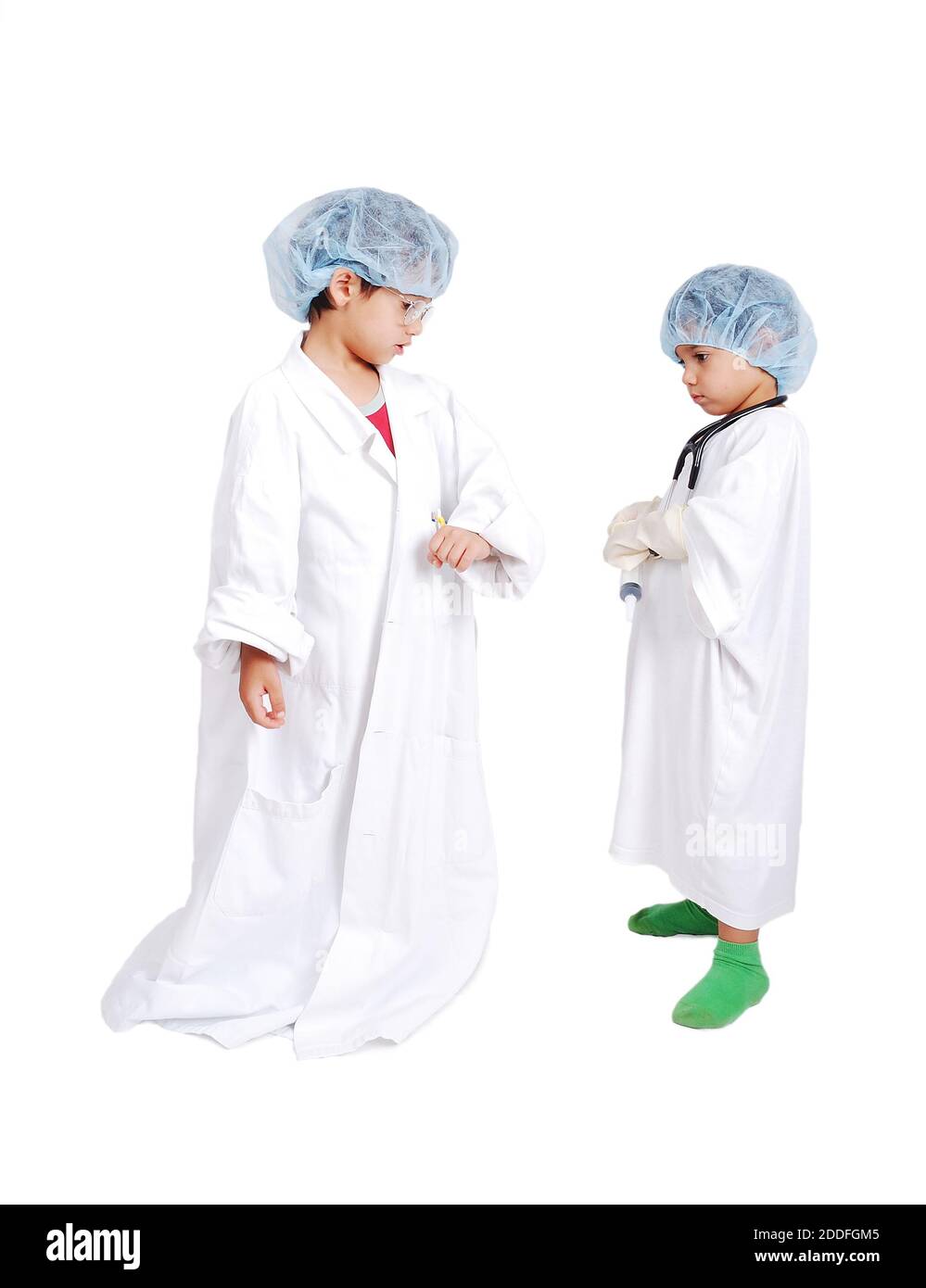 Deux enfants très mignons dans des vêtements blancs d'hôpital Banque D'Images