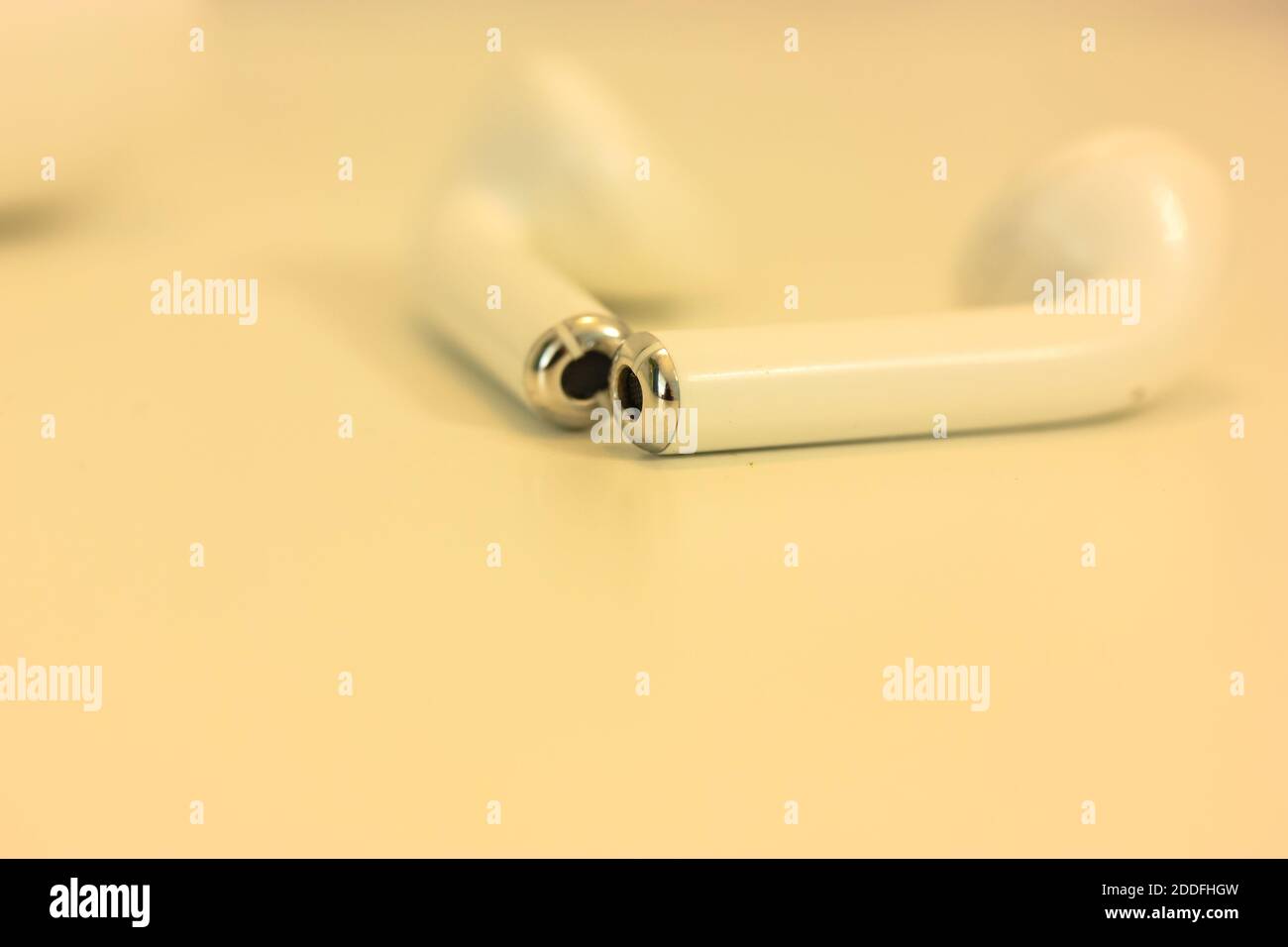 Écouteurs Airpods blancs sur une table blanche, un dispositif pour écouter de la musique Banque D'Images