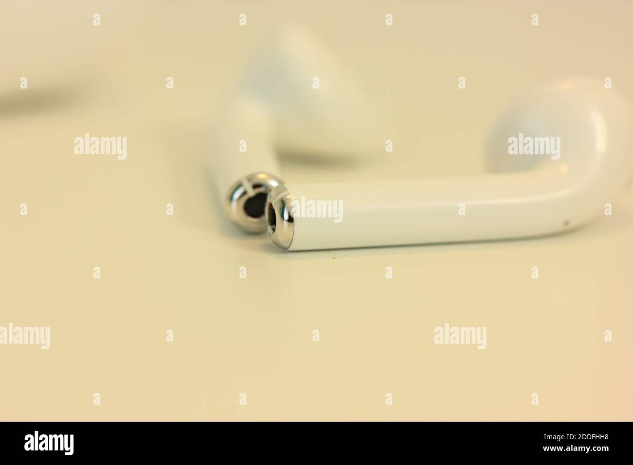 Casque blanc sur une table blanche, un appareil pour écouter de la musique Banque D'Images