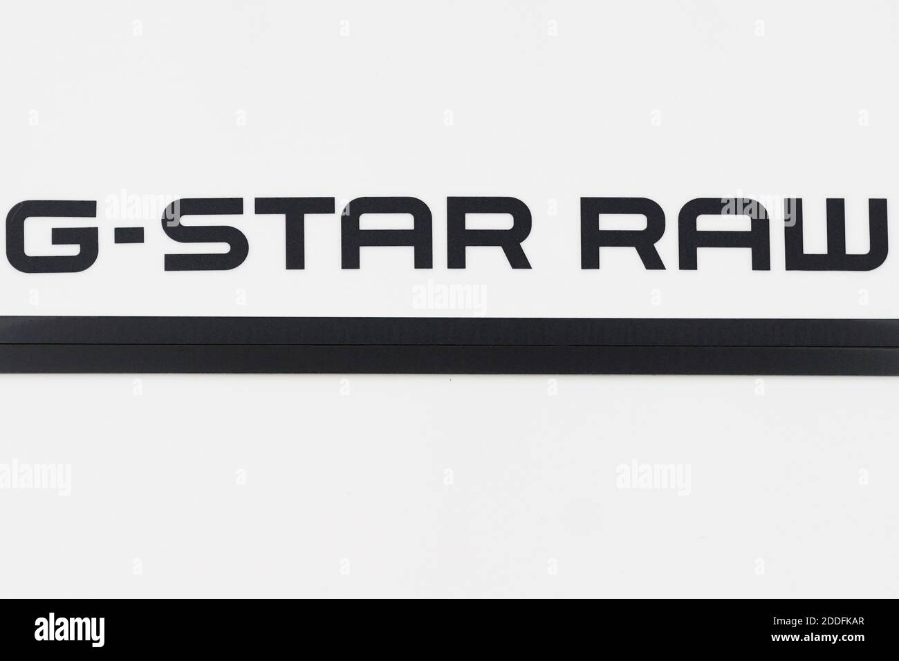 Bordeaux , Aquitaine / France - 11 08 2020 : G-STAR RAW texte signe et logo  avant de magasin G RAW vêtements de mode boutique Photo Stock - Alamy