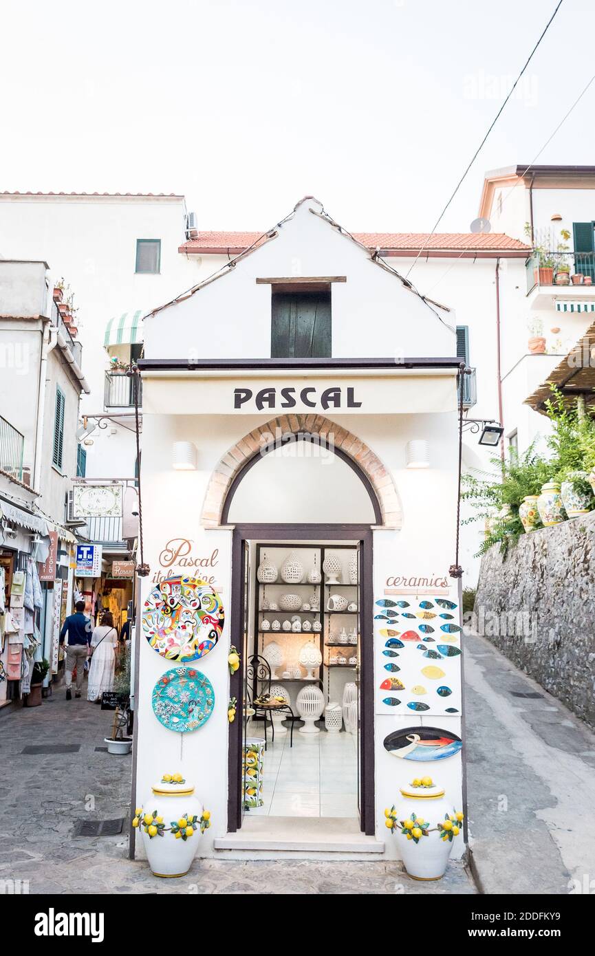 Une boutique d'art et d'artisanat vendant des peintures, des poteries et des sculptures dans la belle ville de Ravello, en Italie. Banque D'Images