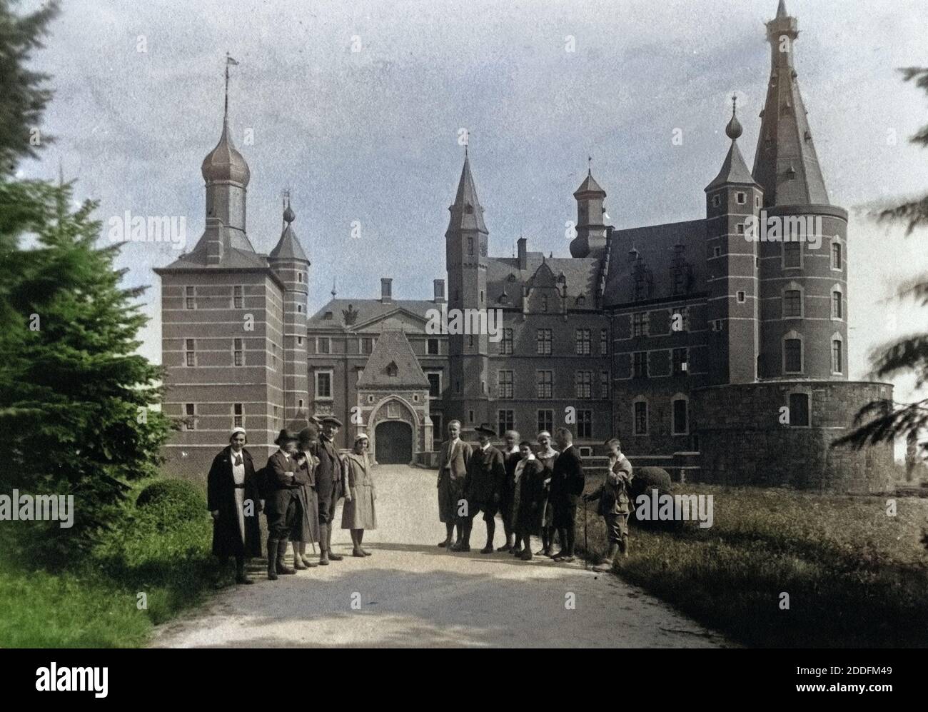 Wandergruppe vor dem Haus à Langerwehe dans der Rureifel, Deutschland 1930er Jahre. Wanderers en face de Merode château à Langewehe dans la zone Rur de l'Eifel, Allemagne 1930. Banque D'Images Wandergruppe vor dem Haus à Langerwehe dans der Rureifel, Deutschland 1930er Jahre. Wanderers en face de Merode château à Langewehe dans la zone Rur de l'Eifel, Allemagne 1930. Banque D'Images