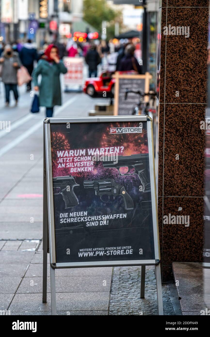 Offre d'un magasin d'armes, pour les pistolets d'alarme, pour les feux d'artifice de la Saint-Sylvestre, les armes gratuites, Westenhellweg, Dortmund, NRW, Allemagne Banque D'Images