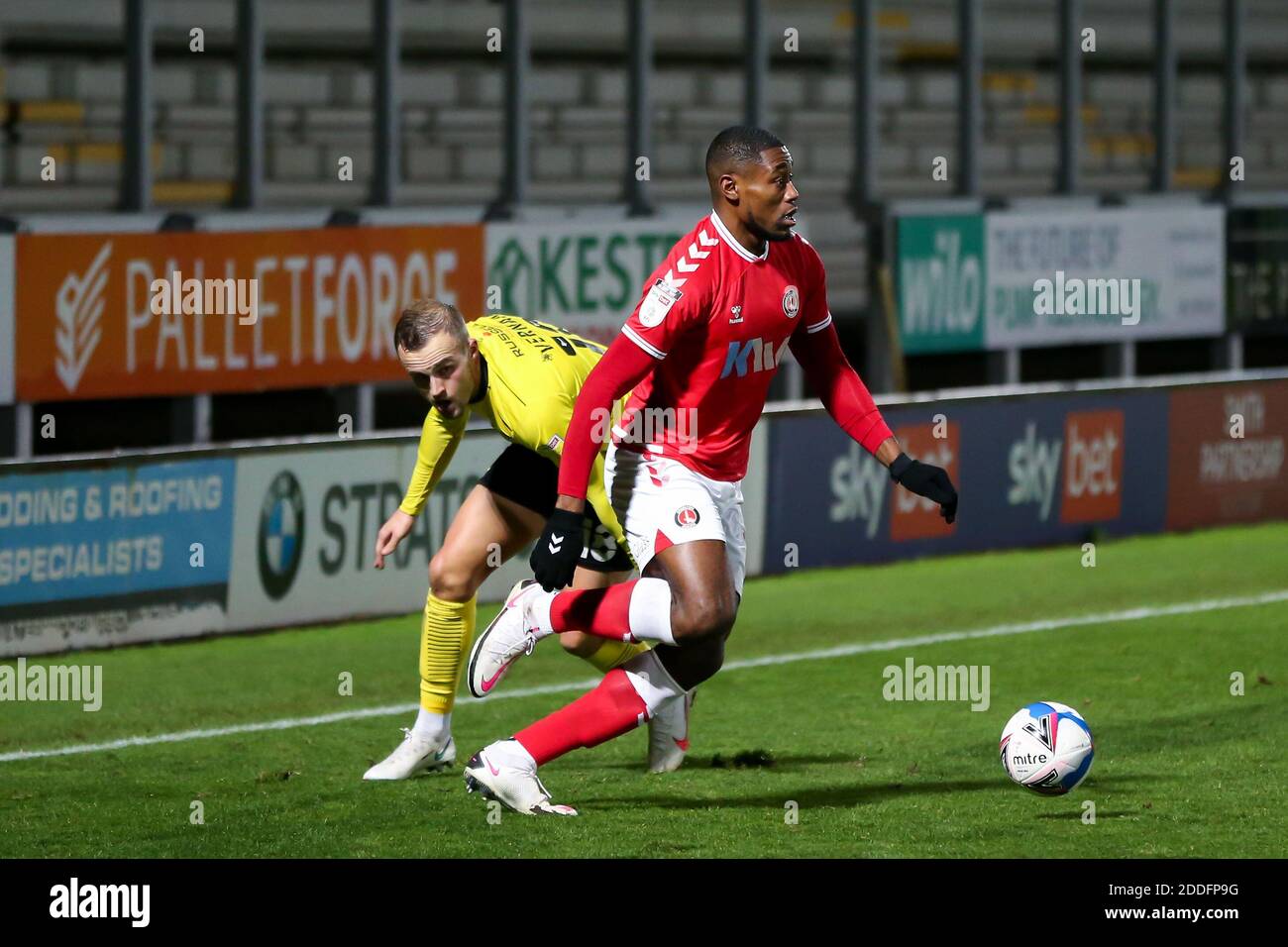 Chuks Aneke #10 de Charlton Athletic dribbles après son homme Banque D'Images