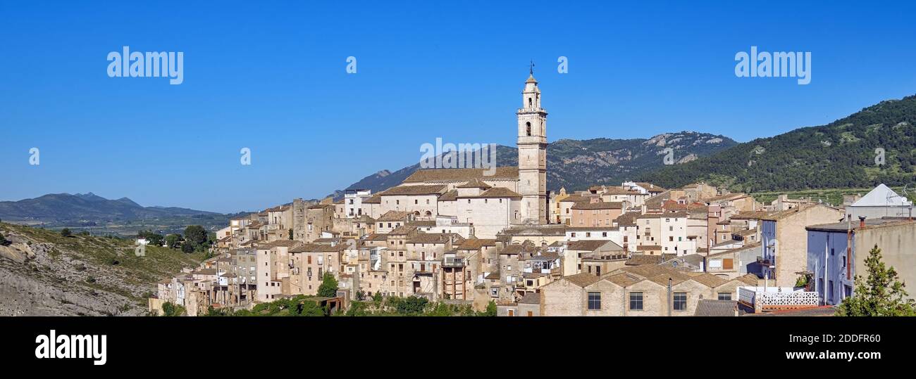 Vue panoramique sur le village de Bocairent contre les montagnes rocheuses et le ciel bleu clair. Comarca de Vall d'Albaida en Communauté Valencienne, Spa Banque D'Images
