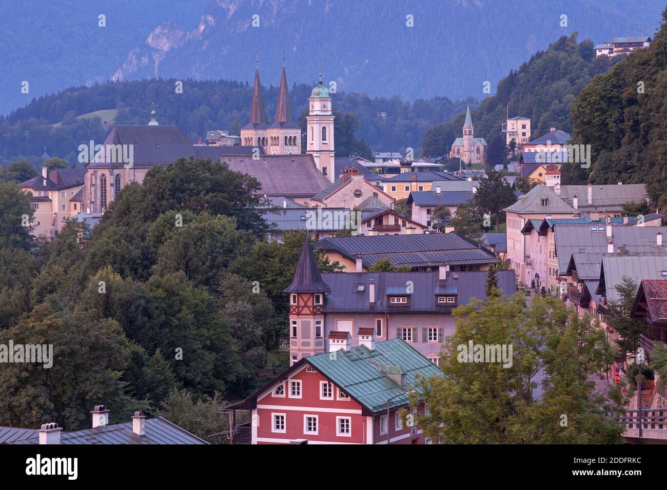 Géographie / Voyage, Allemagne, Bavière, Berchtesgaden, vue sur Berchtesgaden avec collégiale et , droits-supplémentaires-dégagement-Info-non-disponible Banque D'Images