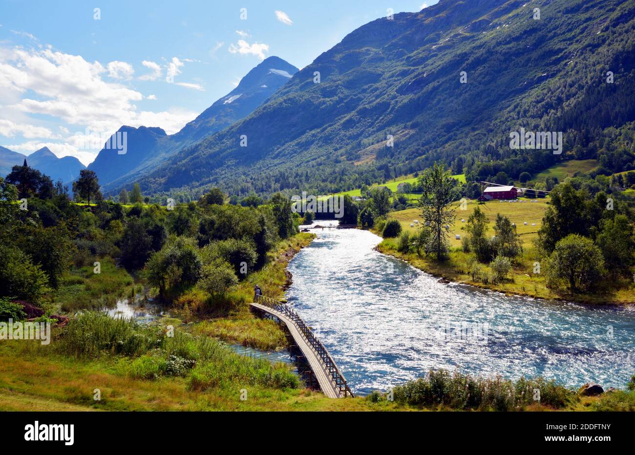 La rivière Oldeelva à la périphérie d'Olden, en Norvège. Banque D'Images