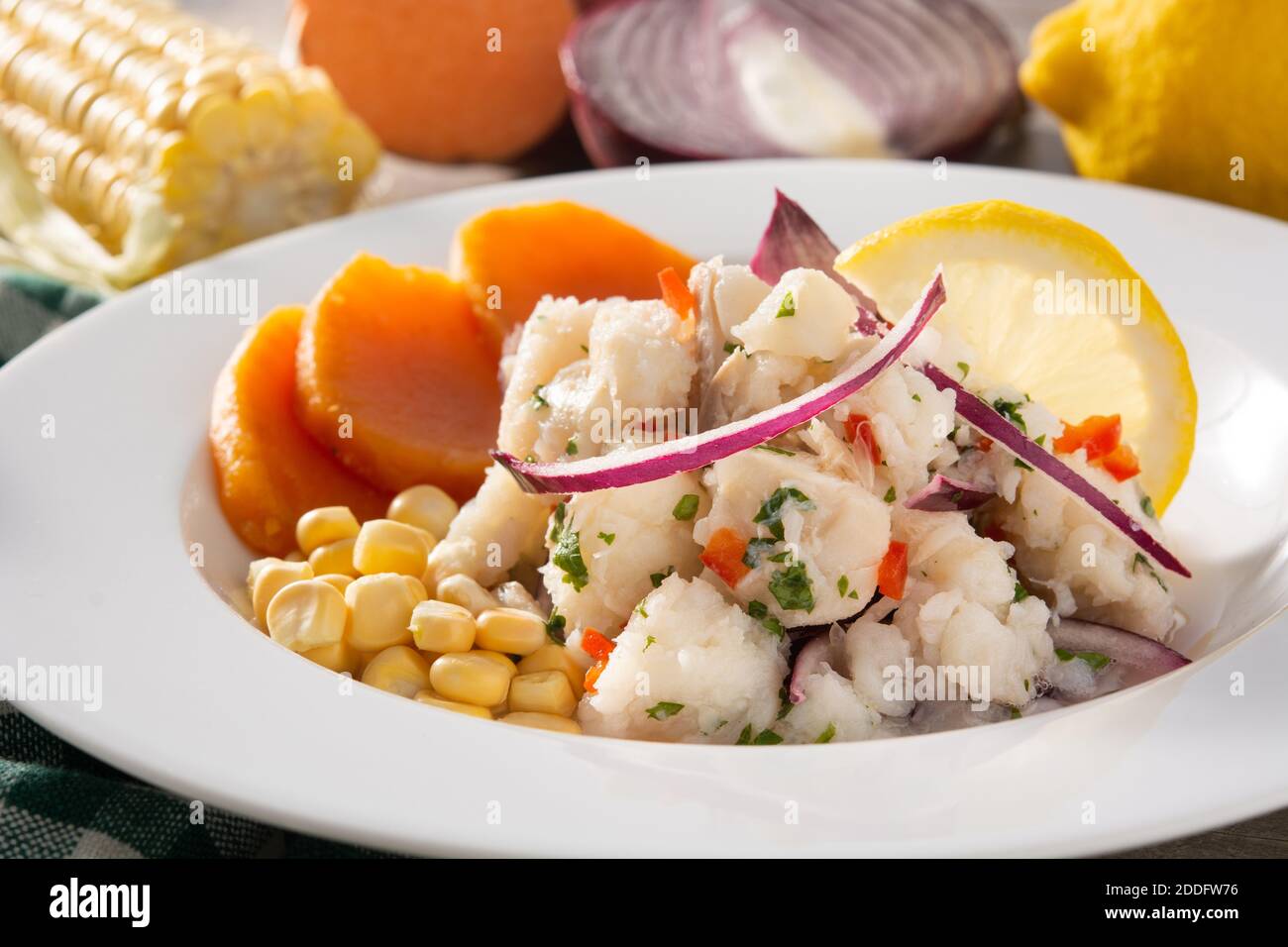 Ceviche péruvienne traditionnelle avec poisson, patate douce, maïs et légumes sur table en bois Banque D'Images