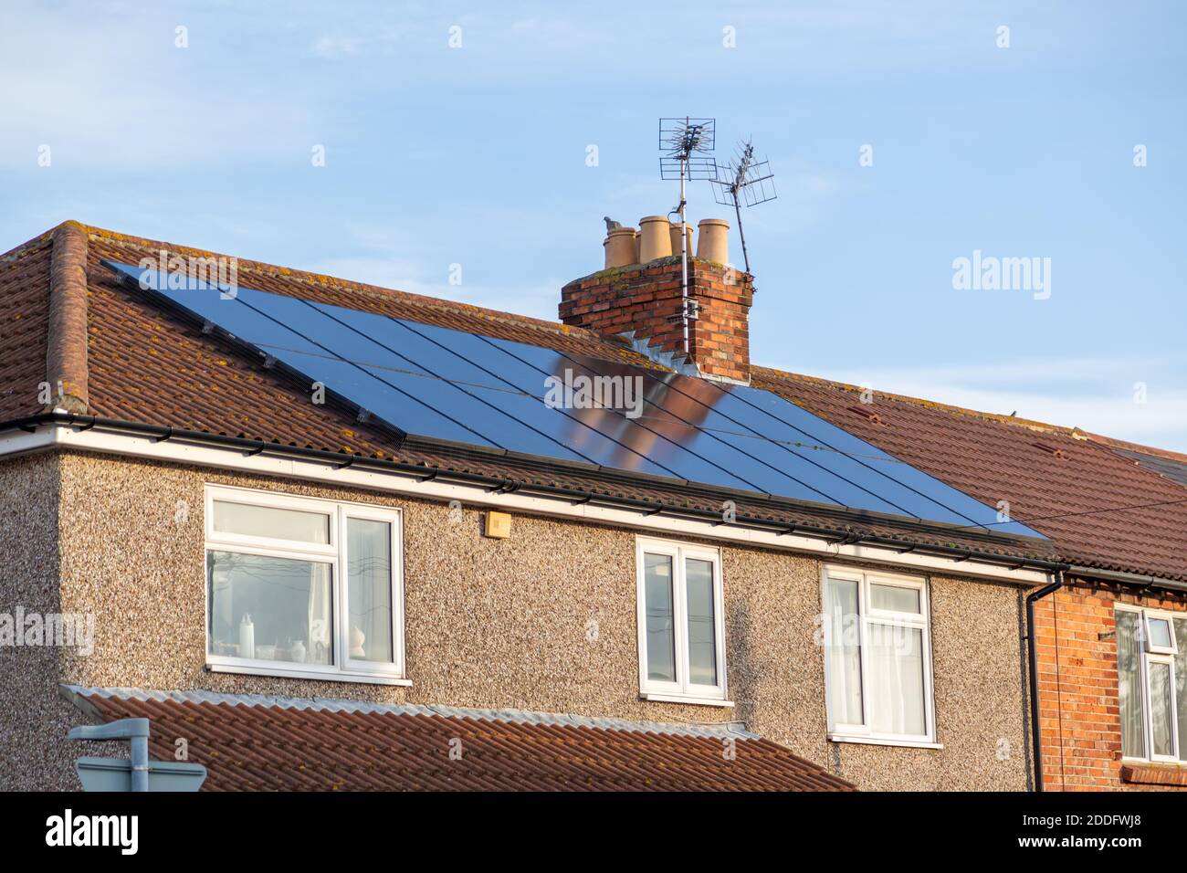 Panneaux solaires sur le toit d'une maison anglaise Banque D'Images