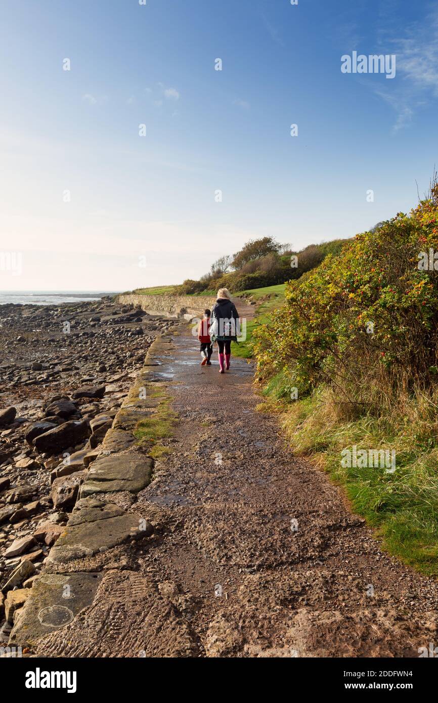Une mère et son fils de 6 ans marchent sur un sentier côtier à Crail, dans le Neuk est de Fife. C'est vraiment une belle partie du wrold avec beaucoup Banque D'Images