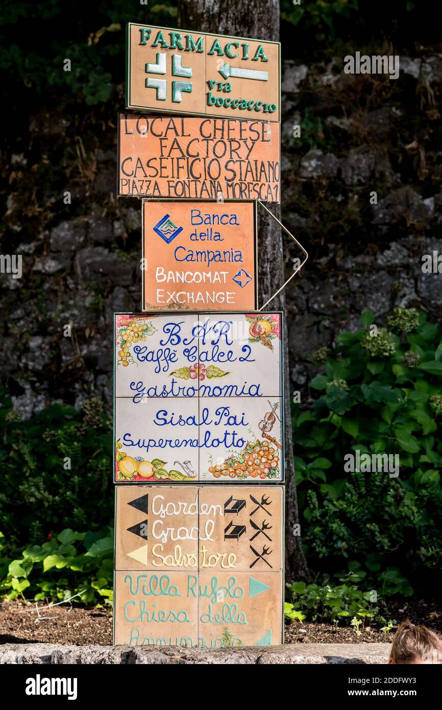 Panneaux locaux écrits à la main dans la ville de Ravello, côte amalfitaine, Italie. Banque D'Images