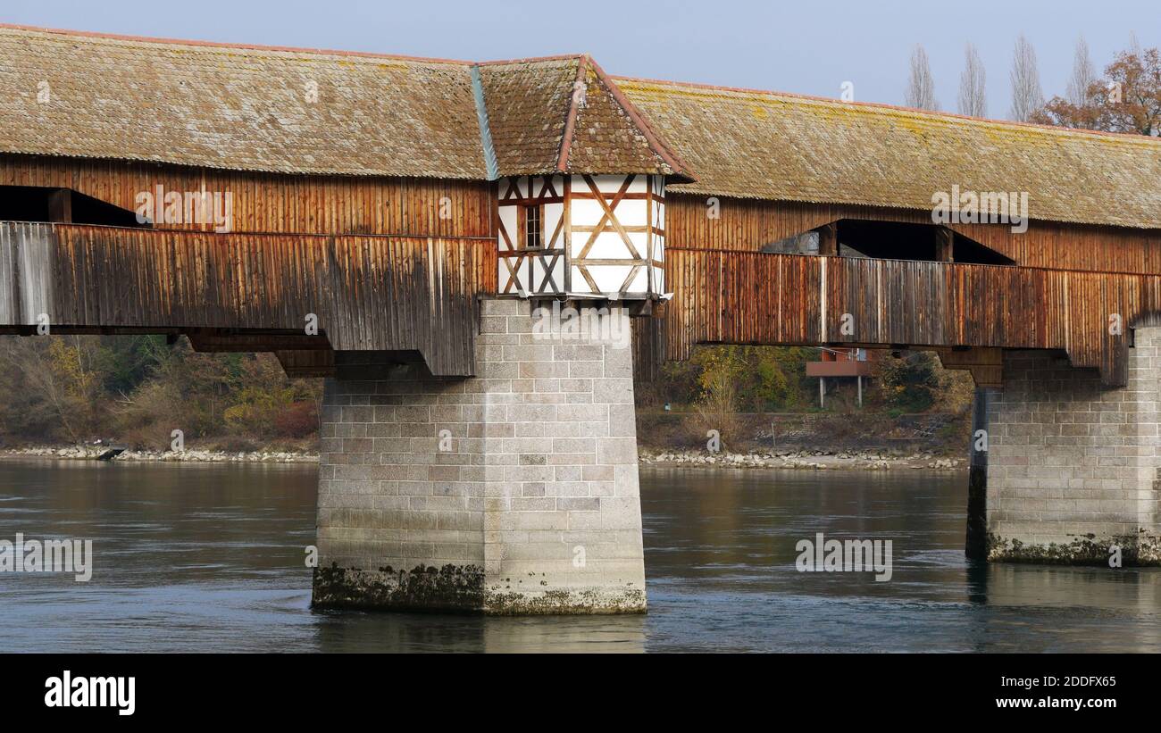 Vieux pont couvert en bois sur le Rhin Banque D'Images