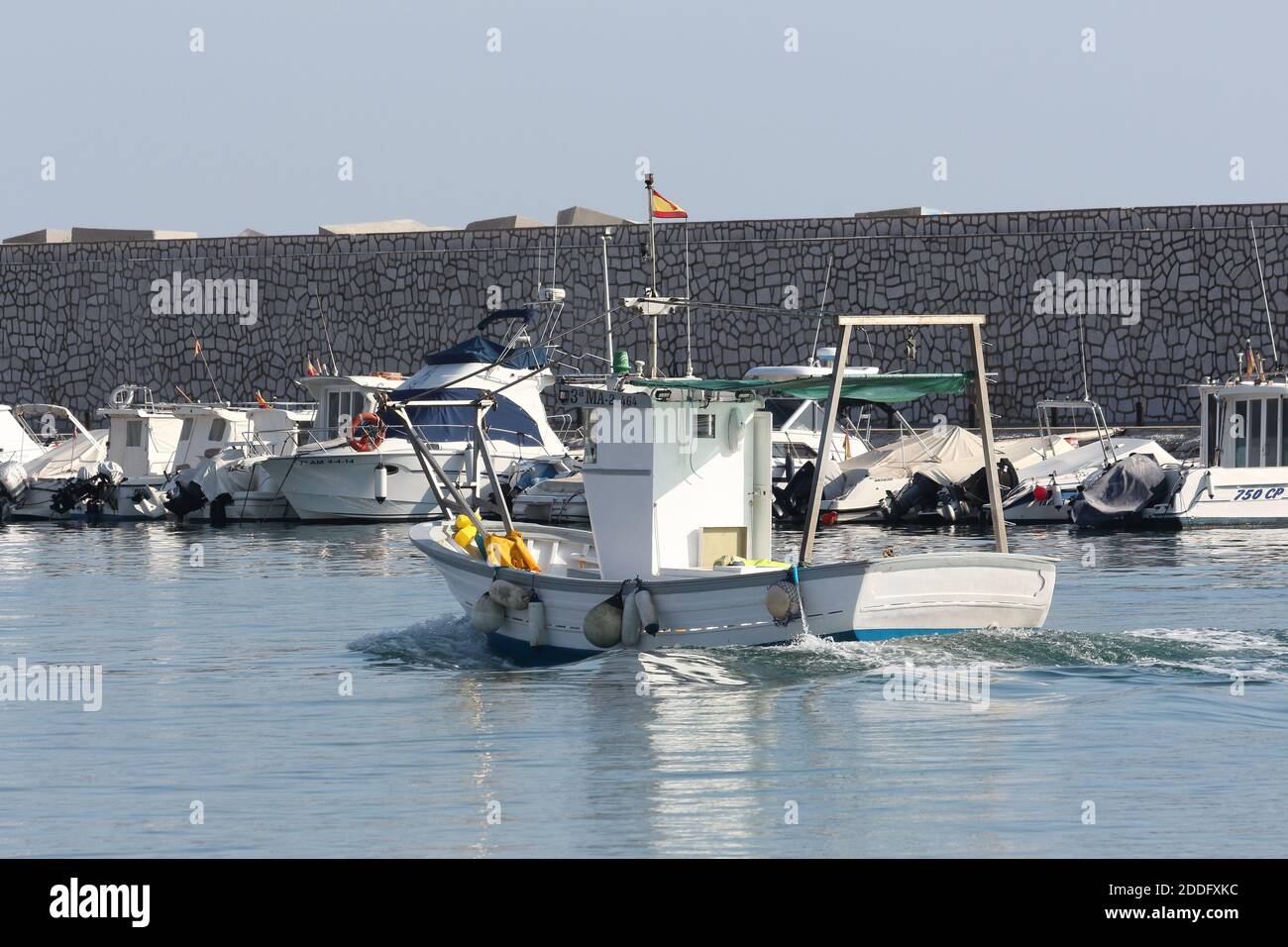 Bateau de pêche dans le port de Fuengirola, province de Málaga, Andalousie, Espagne. Banque D'Images