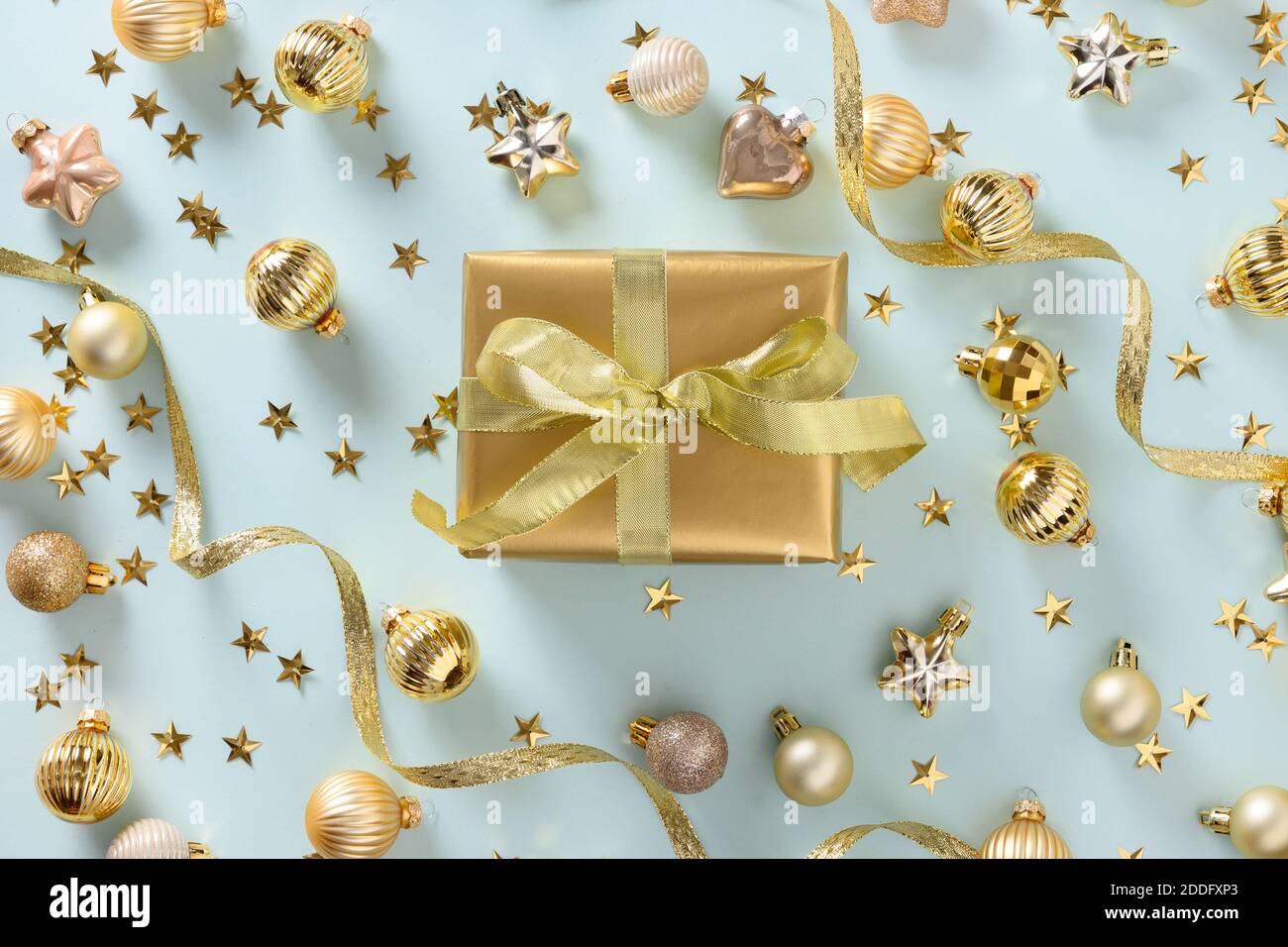 Cadeau de Noël doré et boules sur bleu. Vue de dessus. Noël frontière pour  les souhaits. Carte de vœux des fêtes Photo Stock - Alamy