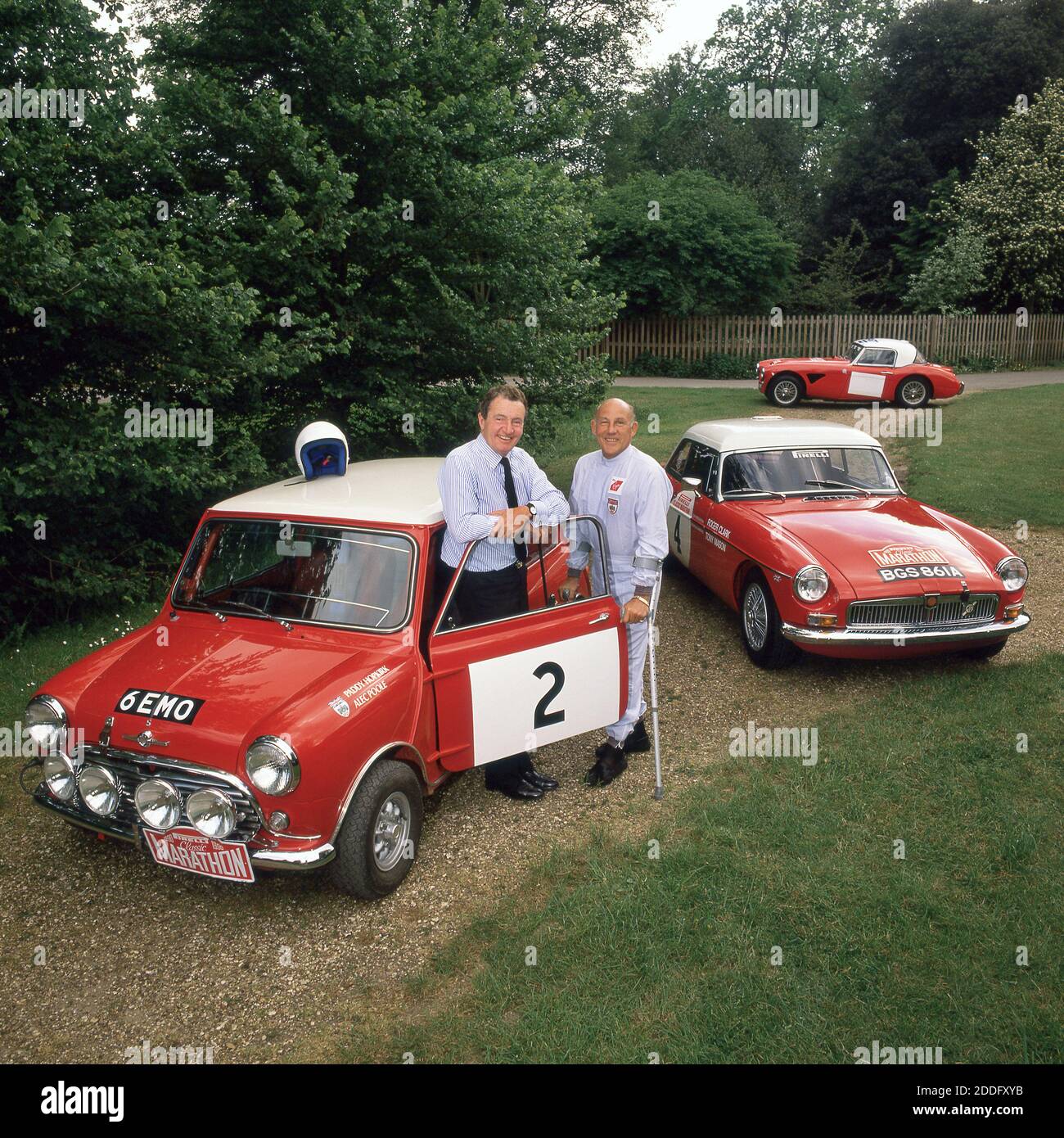 Marathon classique 1990. Sir Stirling Moss, Paddy Hopkirk, avec les voitures de rallye Mini Cooper, MGB et Austin Healey. Banque D'Images
