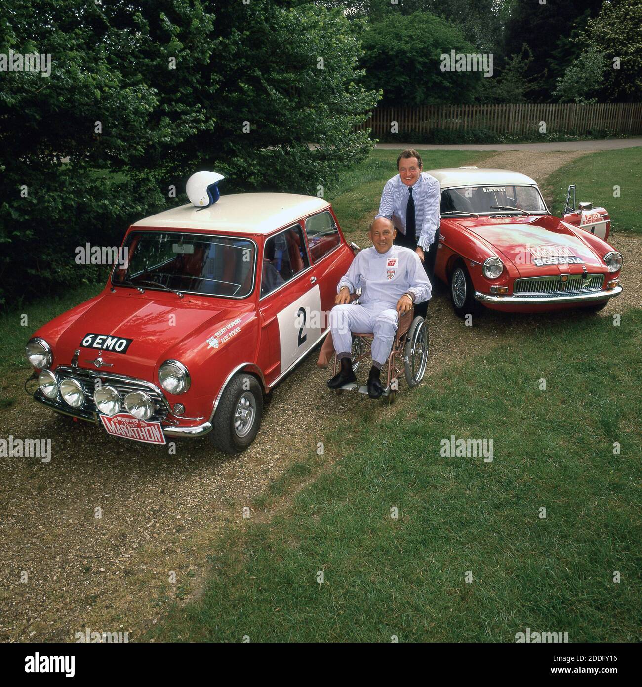 Marathon classique 1990. Sir Stirling Moss, Paddy Hopkirk, avec les voitures de rallye Mini Cooper, MGB et Austin Healey. Banque D'Images