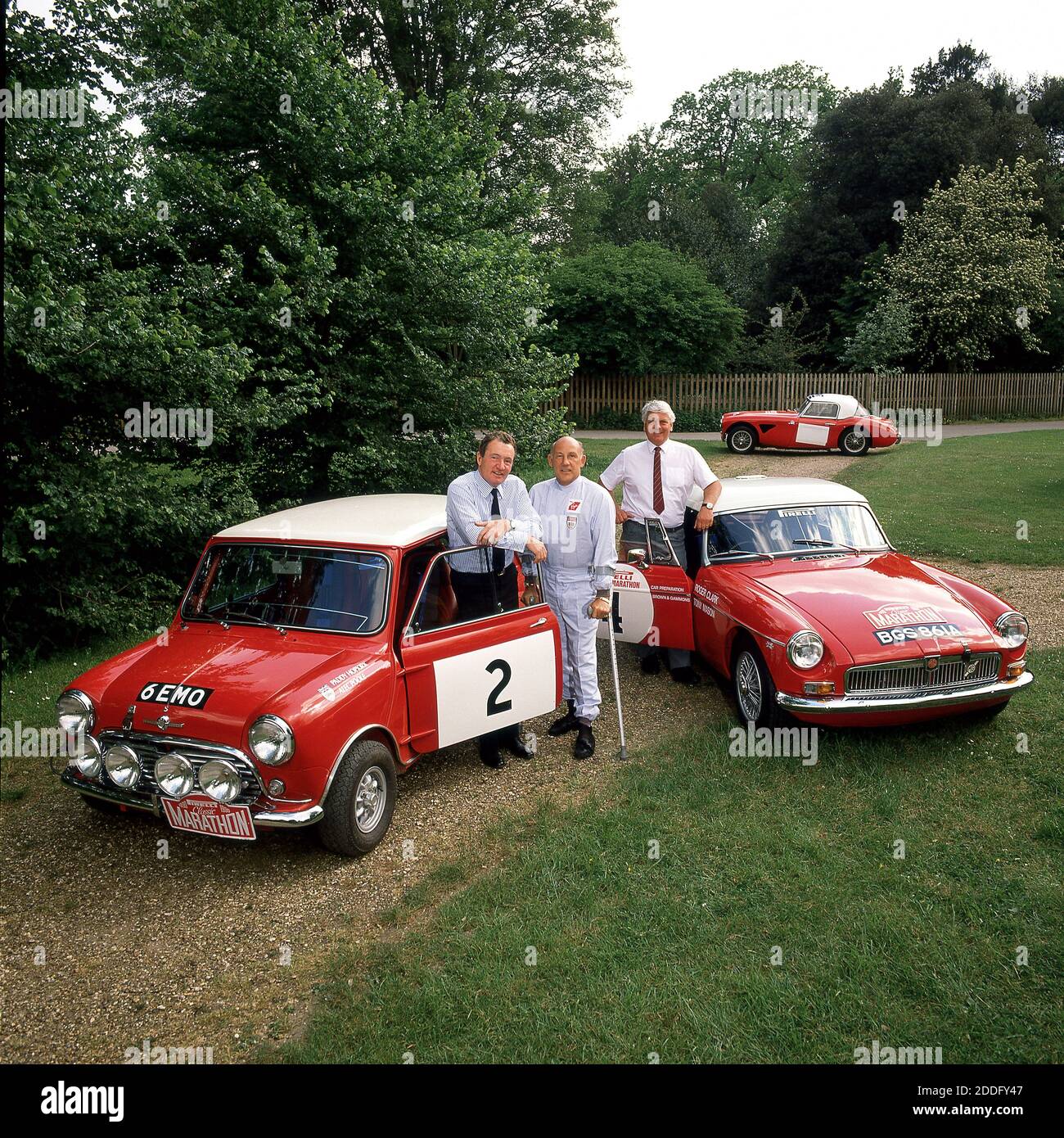 Marathon classique 1990. Sir Stirling Moss, Paddy Hopkirk et Roger Clark avec les voitures de rallye Mini Cooper, MGB et Austin Healey. Banque D'Images