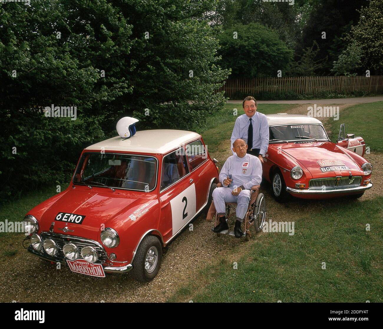 Marathon classique 1990. Sir Stirling Moss, Paddy Hopkirk, avec les voitures de rallye Mini Cooper, MGB et Austin Healey. Banque D'Images