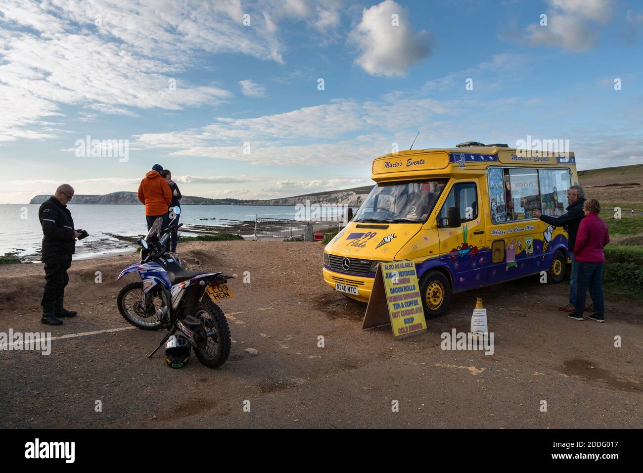 Minibus à crème glacée à Compton Bay le soir d'octobre, à l'île de Wight Banque D'Images