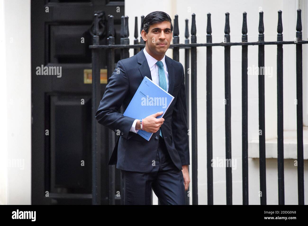 Downing Street, Londres, Royaume-Uni. 25 novembre 2020. Le chancelier de l’Échiquier Rishi Sunak quitte le 11 Downing Street, Londres, avant de procéder à son examen des dépenses d’un an à la Chambre des communes. Date de la photo: Mercredi 25 novembre 2020. Le crédit photo devrait se lire: Matt Crossick/Empics/Alamy Live News Banque D'Images