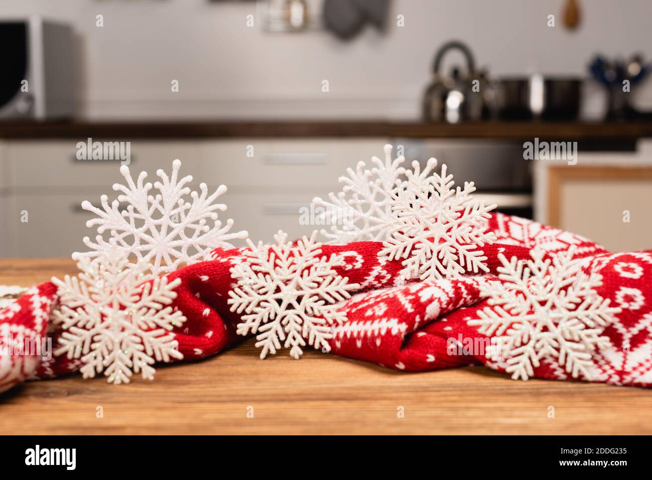 flocons de neige d'hiver et écharpe tricotée rouge sur une table en bois  Photo Stock - Alamy