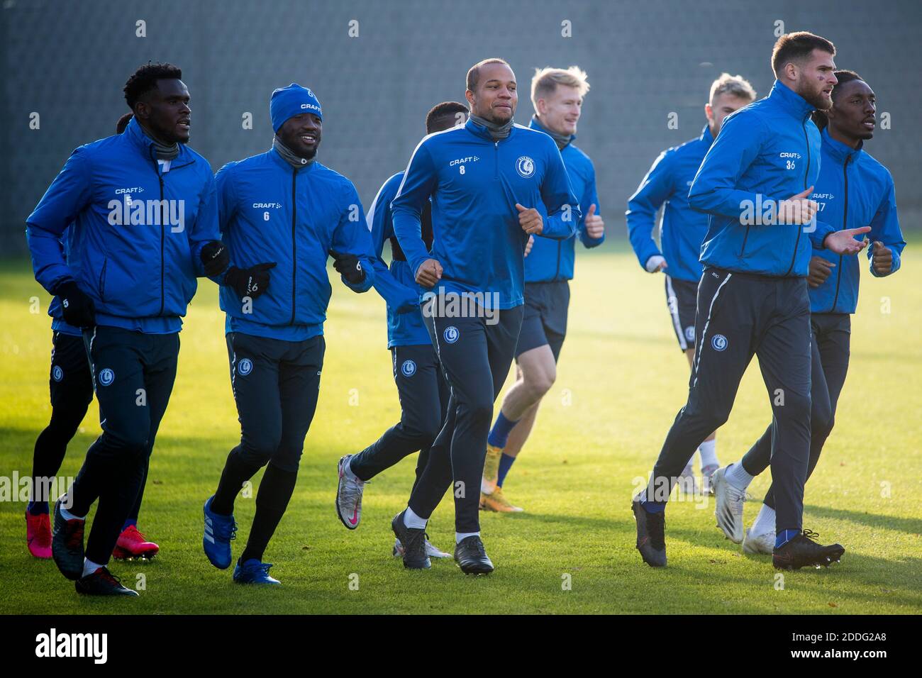 Michael Ngadeu Ngadjui de Gent, Elisha Owusu de Gent, Vadis Odjidja-Ofoe de Gent et Dino Arslanagic de Gent photographiés lors d'une formation de football belge Banque D'Images
