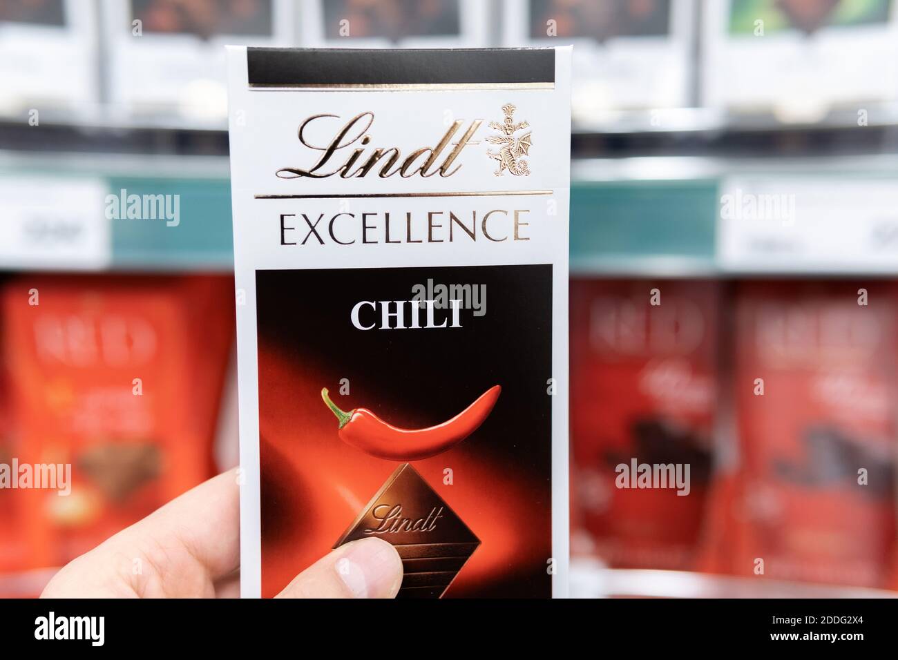 Tyumen, Russie-22 novembre 2020 : barre de chocolat Lindt. Gros plan sur l'excellence sur les rayons hypermarchés. Attention sélective Banque D'Images