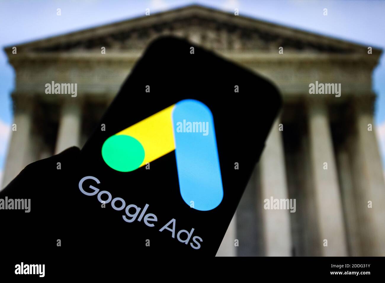 Sur cette photo, l'illustration a vu le logo Google annonces affichées sur un smartphone. Banque D'Images