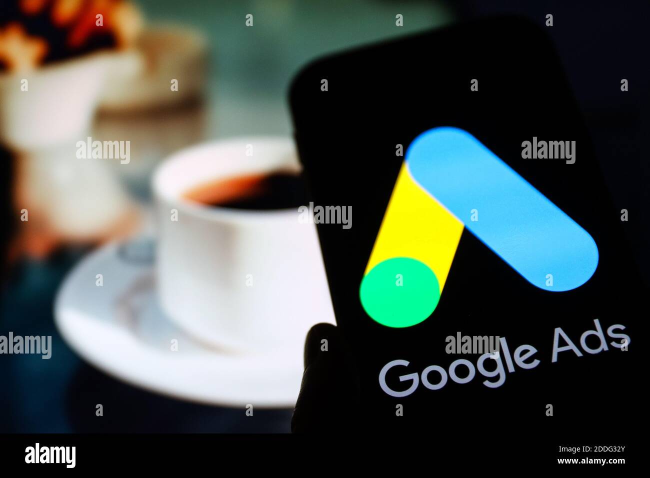 Sur cette photo, l'illustration a vu le logo Google annonces affichées sur un smartphone. Banque D'Images