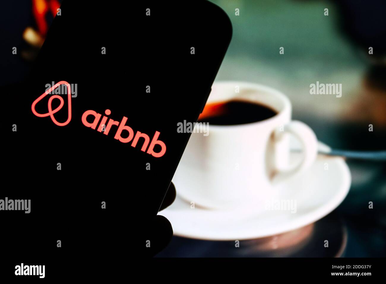 Sur cette photo, un logo Airbnb apparaît sur un smartphone. Banque D'Images
