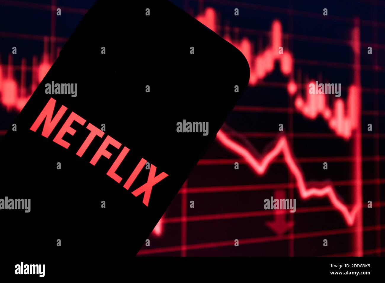 Sur cette photo, un logo de la plate-forme de contenu Netflix rouge s'affiche sur un smartphone. Banque D'Images