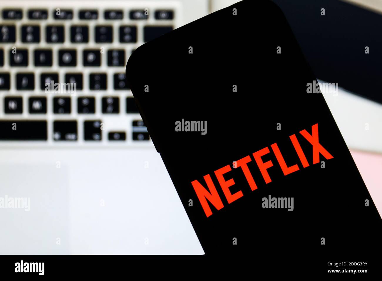 Sur cette photo, un logo de la plate-forme de contenu Netflix rouge s'affiche sur un smartphone. Banque D'Images