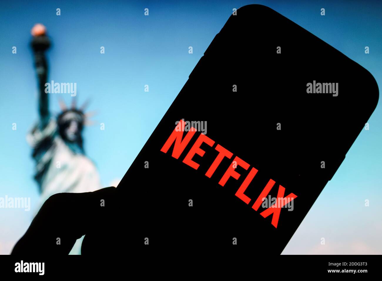 Sur cette photo, un logo de la plate-forme de contenu Netflix rouge s'affiche sur un smartphone. Banque D'Images