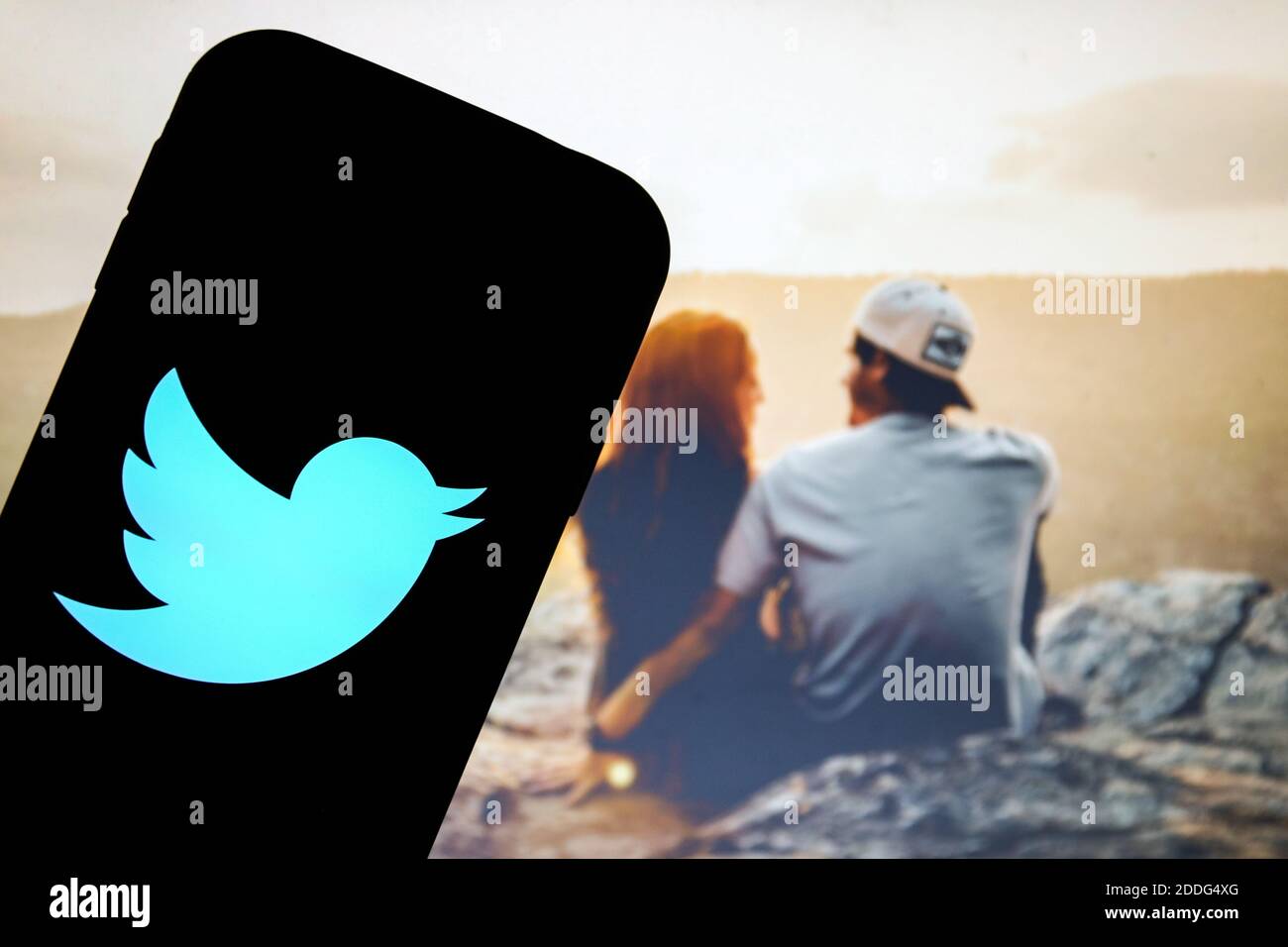 Sur cette photo, le logo d'une application de réseaux sociaux Twitter s'affiche sur un smartphone. Banque D'Images