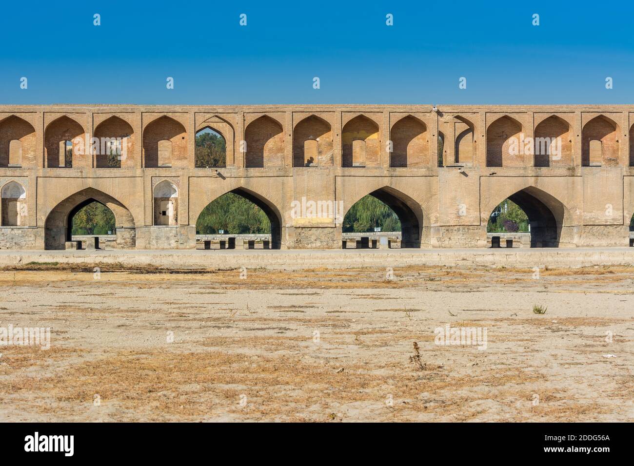 Arches du pont Allahverdi Khan, également appelé si-o-seh Pol Bridge, de l'autre côté de la rivière Zayanderud, à Isfahan, Iran, un bâtiment historique célèbre en persan Banque D'Images