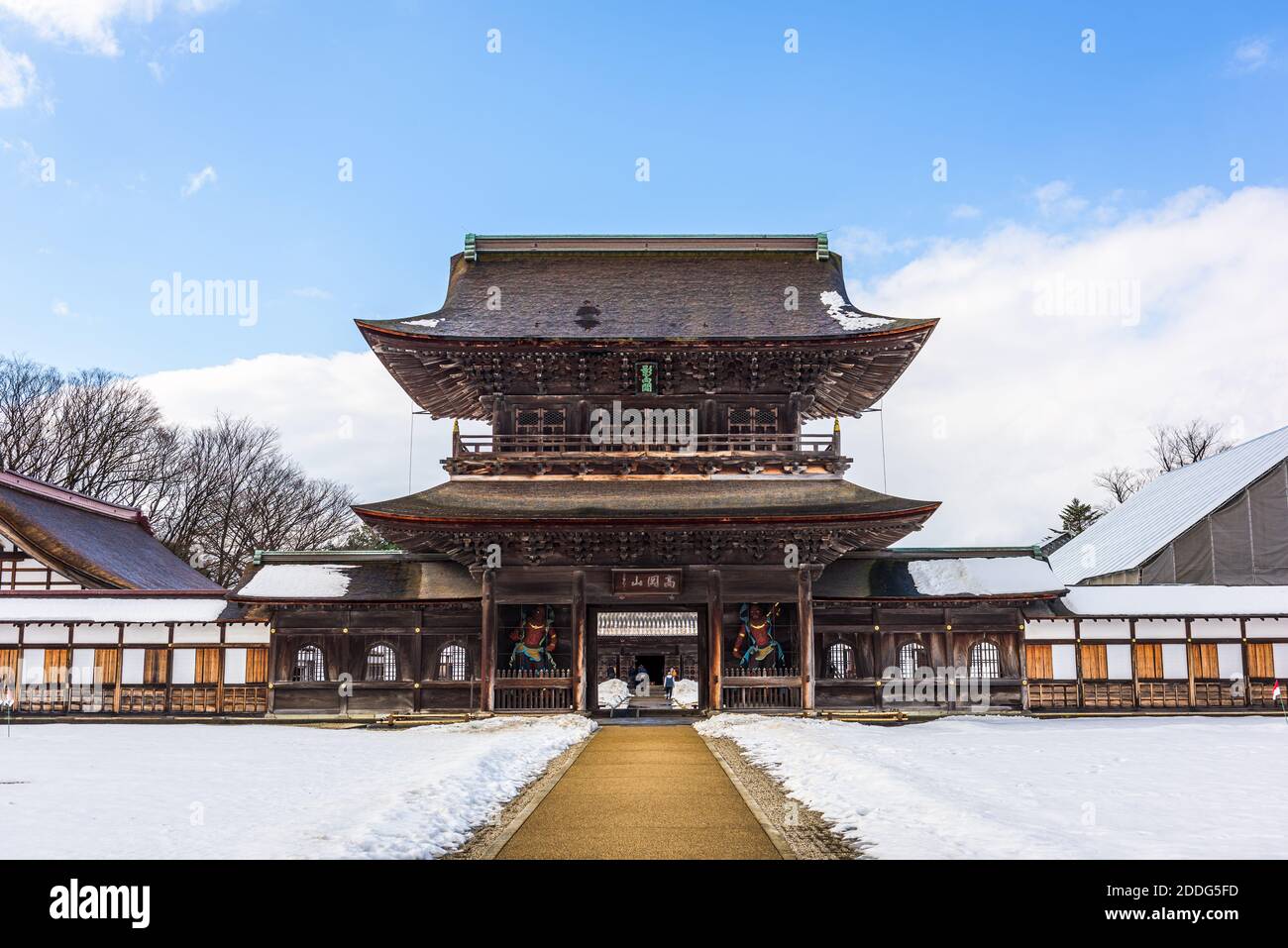 Takaoka, Japon au temple de Zuiryuji en hiver. (Le panneau supérieur se lit en japonais: 'Yogokaku' se traduisant par 'Shadow Direction Gate'. L'affiche inférieure indique : Banque D'Images