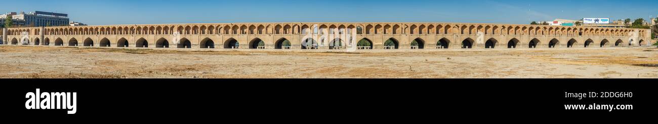 Panorama du pont Allahverdi Khan, également appelé si-o-seh Pol Bridge, de l'autre côté de la rivière Zayanderud, à Isfahan, Iran, un bâtiment historique célèbre en Persi Banque D'Images
