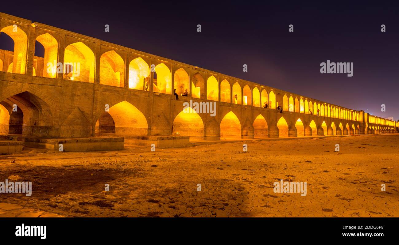 Arches de la vue de nuit avec effet de lumière du pont de Khan d'Allahverdi, également appelé si-o-seh pont de Pol à travers le fleuve Zayanderud à Ispahan, Iran, un famo Banque D'Images