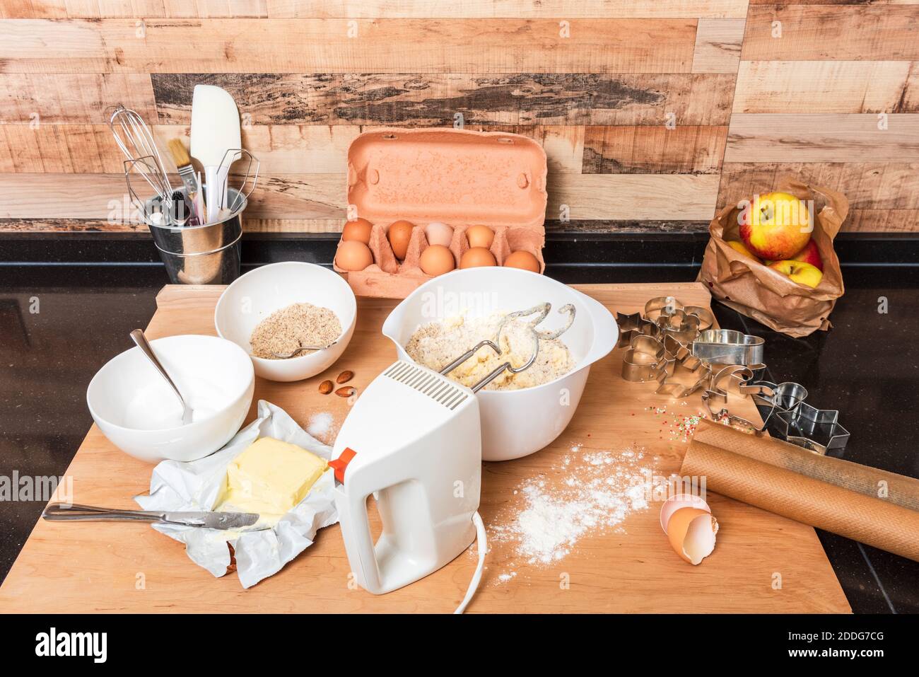 In der Weihnachtszeit ist das Backen von Weihnachtskeksen nicht nur Für Kinder ein Vergnügen Banque D'Images